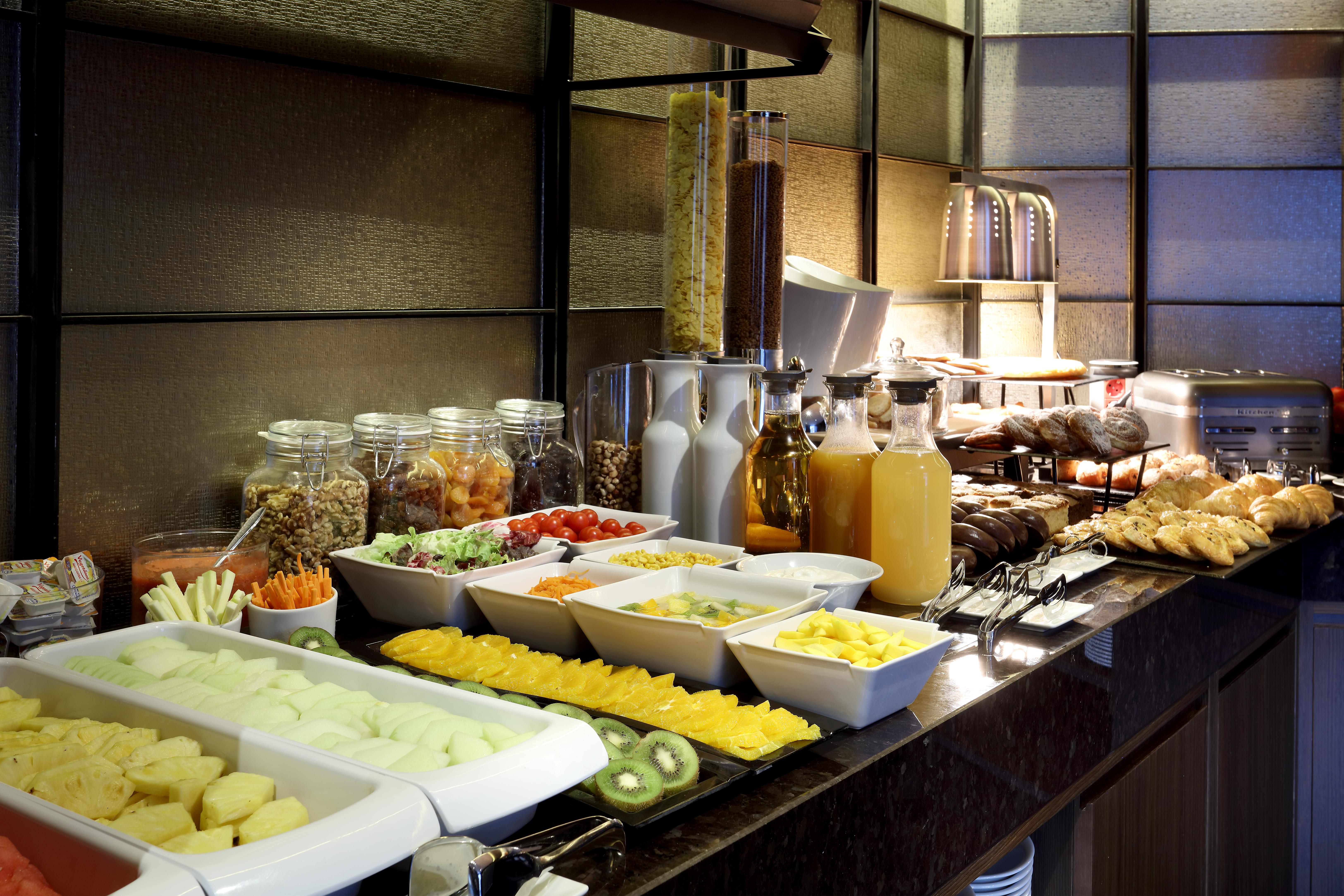 Aurea Washington Irving By Eurostars Hotel Company Granada Ngoại thất bức ảnh A fruit salad bar